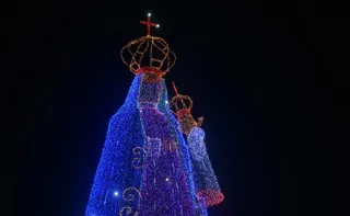 Imagem ilustrativa da imagem Imagem iluminada de Nossa Senhora da Penha é acesa em Vila Velha; veja fotos