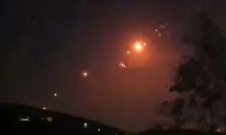 Imagem ilustrativa da imagem Irã dispara mísseis após escolha de novo líder; EUA esvaziam embaixada