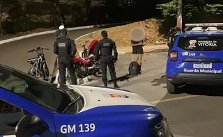 Imagem ilustrativa da imagem Jovem e adolescente são apreendidos após serem flagrados empinando moto em Vitória
