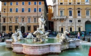 Imagem ilustrativa da imagem Jovem é multada em R$ 30 mil por desafio de "tocar" em estátua