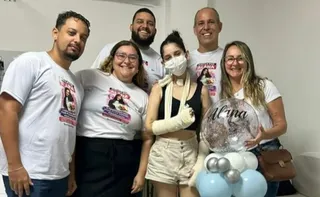 Imagem ilustrativa da imagem Jovem esfaqueada mais de 30 vezes após recusar pedido de namoro recebe alta