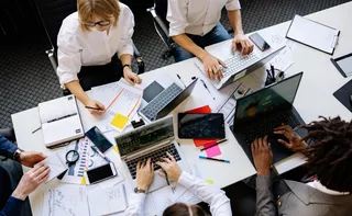 Imagem ilustrativa da imagem Lei reforça prevenção no trabalho sem ampliar peso para empresas