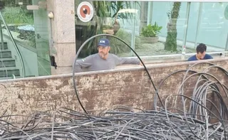 Imagem ilustrativa da imagem Mais de 800 kg de cabos são retirados de postes na Praia do Canto