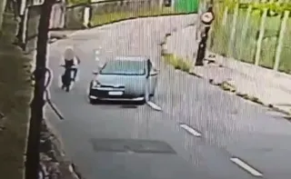 Imagem ilustrativa da imagem Mulher é cercada por carro durante roubo a bicicleta elétrica na Serra; veja vídeo