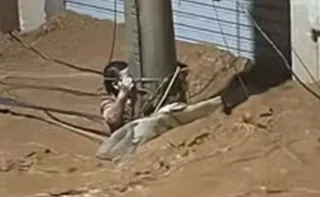 Imagem ilustrativa da imagem Mulher passa 3h agarrada a poste durante enxurrada em MG: ‘Via coisas passando'