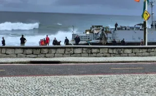 Imagem ilustrativa da imagem Navio da Marinha encalha em praia do RJ após manobra de emergência