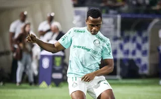 Imagem ilustrativa da imagem Palmeiras vence Fluminense no sufoco em reencontro de Arias e segue líder