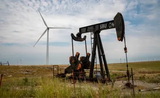 Imagem ilustrativa da imagem Petróleo chega a US$ 120, dispara quase 30% e tem maior preço desde 2022