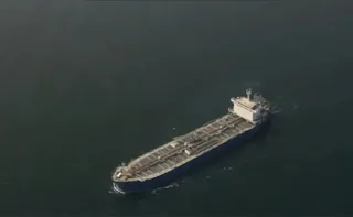 Imagem ilustrativa da imagem Petróleo ultrapassa US$ 85 após Irã anunciar fechamento do estreito de Hormuz