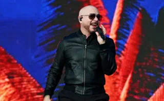 Imagem ilustrativa da imagem Pitbull convoca fãs para recorde de maior reunião de pessoas com toucas carecas