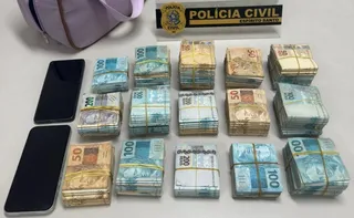 Imagem ilustrativa da imagem Polícia apreende R$ 200 mil que seriam usados para comprar fuzis