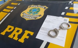 Imagem ilustrativa da imagem Procurado por crime de incêndio é preso pela PRF em ônibus de viagem em Guarapari