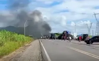 Imagem ilustrativa da imagem Protesto de produtores rurais dificulta trânsito na divisa do ES com a BA
