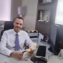 Imagem ilustrativa da imagem Quem é o médico que cobrava até R$200 de pacientes por cirurgias ortopédicas no SUS