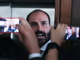 Imagem ilustrativa da imagem STF formaliza ação que torna Eduardo Bolsonaro réu por obstrução na trama golpista