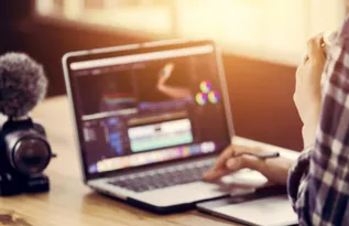 Imagem ilustrativa da imagem Santander oferece 5 mil bolsas de IA para criadores de conteúdo; PE pode participar