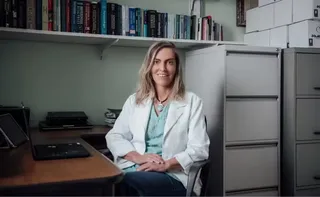 Imagem ilustrativa da imagem Tatiana Sampaio, cientista que estuda a polilaminina, será homenageada no ES