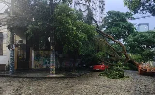 Imagem ilustrativa da imagem Temporal deixa 400 desalojados e faz soar sirenes em Angra dos Reis (RJ)