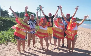 Imagem ilustrativa da imagem Tradição no banho de mar à fantasia na folia em Manguinhos