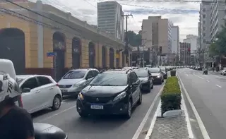 Imagem ilustrativa da imagem Troca de poste causa nó no trânsito do Centro de Vitória na manhã desta quarta