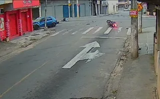 Imagem ilustrativa da imagem VÍDEO | Casal é arremessado de moto durante acidente em Cachoeiro