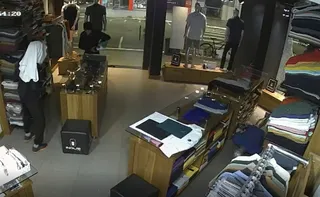 Imagem ilustrativa da imagem VÍDEO | Ladrões invadem loja de roupas e causam prejuízo de R$ 10 mil em Guarapari