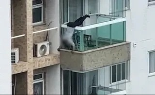 Imagem ilustrativa da imagem VÍDEO | Trabalhador se arrisca pendurado na varanda de apartamento em Vila Velha