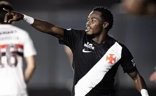 Imagem ilustrativa da imagem Vasco aproveita falha de Rafael, arranca virada e vence São Paulo no Rio