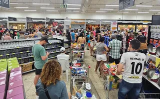Imagem ilustrativa da imagem Véspera de fechamento de supermercados tem filas lotadas e atendimentos demorados