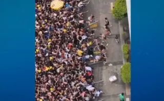 Imagem ilustrativa da imagem Vídeo mostra pessoas sendo atendidas por bombeiros após tumulto em bloco em SP
