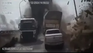 Imagem ilustrativa da imagem Vídeo registra momento em que ponte no Tocantins desaba com carros e caminhões