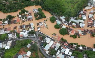 Imagem ilustrativa da imagem Vídeos aéreos mostram cidade mineira completamente coberta pela água
