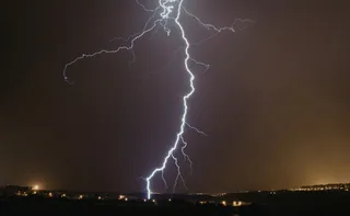 Imagem ilustrativa da imagem Vitória registrou mais de 2.500 raios na noite de domingo em meio a fortes chuvas