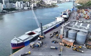 Imagem ilustrativa da imagem Vports quebra recordes com 7,9 milhões de toneladas movimentadas em 2025