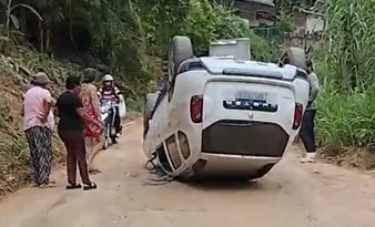 Imagem ilustrativa da imagem Carro da prefeitura capota em Alfredo Chaves após motorista passar mal