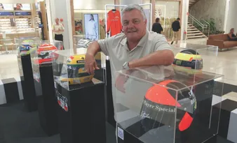 Imagem ilustrativa da imagem Exposição “As Cores da Velocidade” exibe capacetes de pilotos históricos