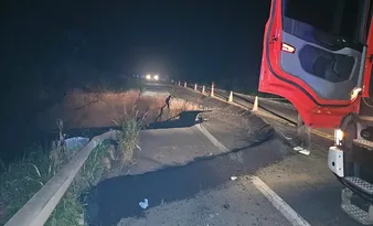 Imagem ilustrativa da imagem Motociclista morre ao cair em cratera na BR-262 no ES