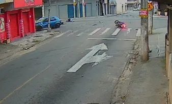 Imagem ilustrativa da imagem VÍDEO | Casal é arremessado de moto durante acidente em Cachoeiro
