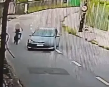 Imagem ilustrativa da imagem Mulher é cercada por carro durante roubo a bicicleta elétrica na Serra; veja vídeo