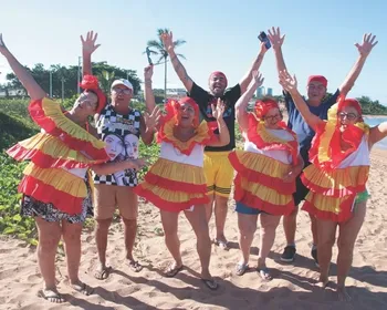 Imagem ilustrativa da imagem Tradição no banho de mar à fantasia na folia em Manguinhos