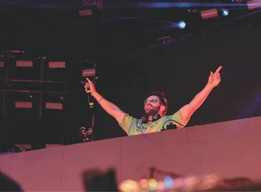 Imagem ilustrativa da imagem Alok comanda agito no Recife com luzes e fogos