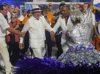 Imagem ilustrativa da imagem Escola que homenageou Lula no carnaval do Rio é rebaixada; veja como foi o desfile