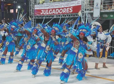 Imagem ilustrativa da imagem Espetáculo de luzes e criatividade no 2º dia de desfiles do Carnaval de Vitória