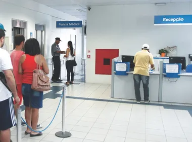 Imagem ilustrativa da imagem Fila dobra e já tem 60 mil pessoas à espera de benefícios do INSS