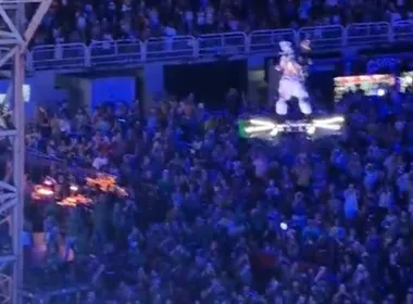 Imagem ilustrativa da imagem Homem ‘voa’ em drone durante desfile da Portela no Rio; veja vídeo