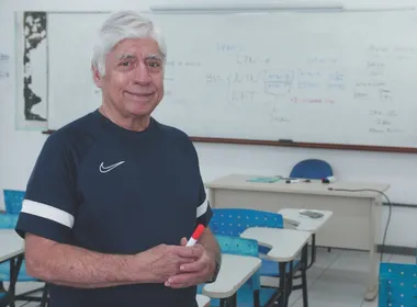 Imagem ilustrativa da imagem Professor de Economia há 50 anos dá dicas para os mais jovens