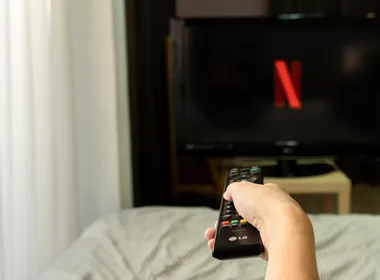 Imagem ilustrativa da imagem Quer fugir da folia? Veja filmes e séries no streaming para quem é do bloco do sofá