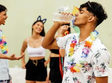 Imagem ilustrativa da imagem Saiba como ajudar uma pessoa que passa mal em blocos e festas de Carnaval