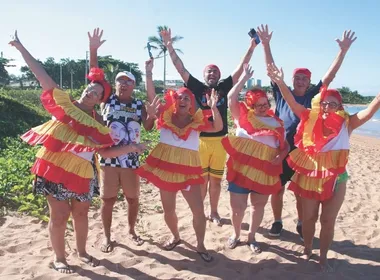 Imagem ilustrativa da imagem Tradição no banho de mar à fantasia na folia em Manguinhos