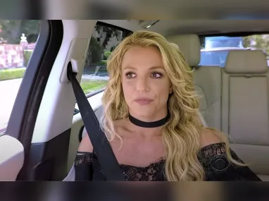 Latino postou uma foto da frente do ônibus amassada